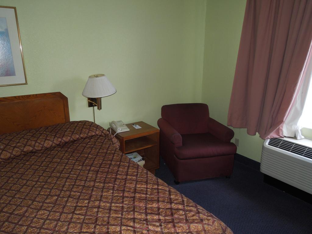 Travelodge - Cincinnati شارونفيل الغرفة الصورة